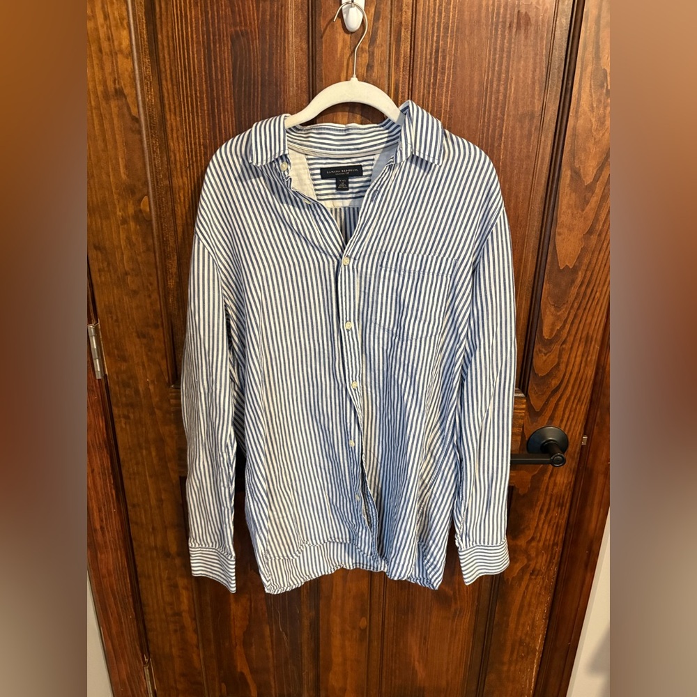 Banana Republic Everyday Shirt, blue and white button down, size medium, used